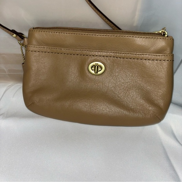 Coach Park Leather Turn lock Wristlet - Picture 1 of 8